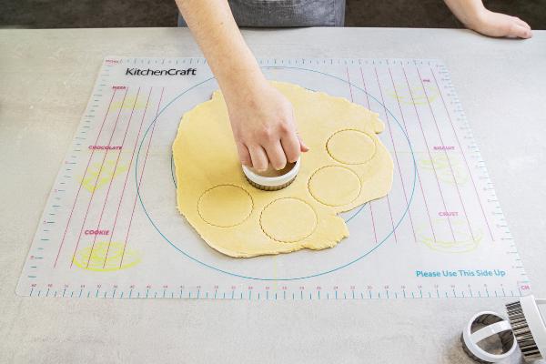 Kitchencraft Non-Stick Flexible Pastry Mat, 61cm (k72h)